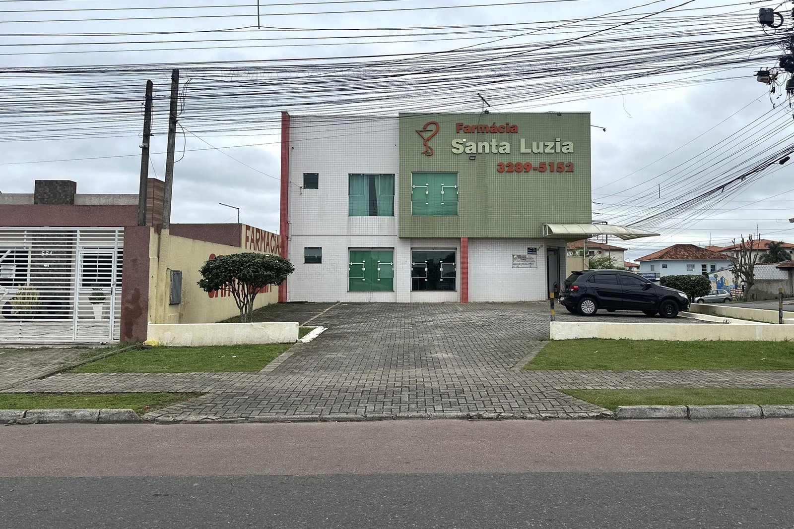 Fachada da Farmácia Santa Luzia na Rua Jundiaí do Sul