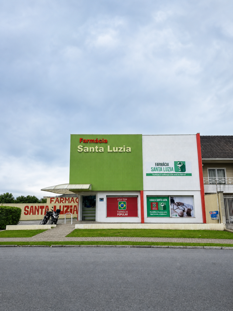 Fachada da Farmácia Santa Luzia no Sítio Cercado, em Curitiba